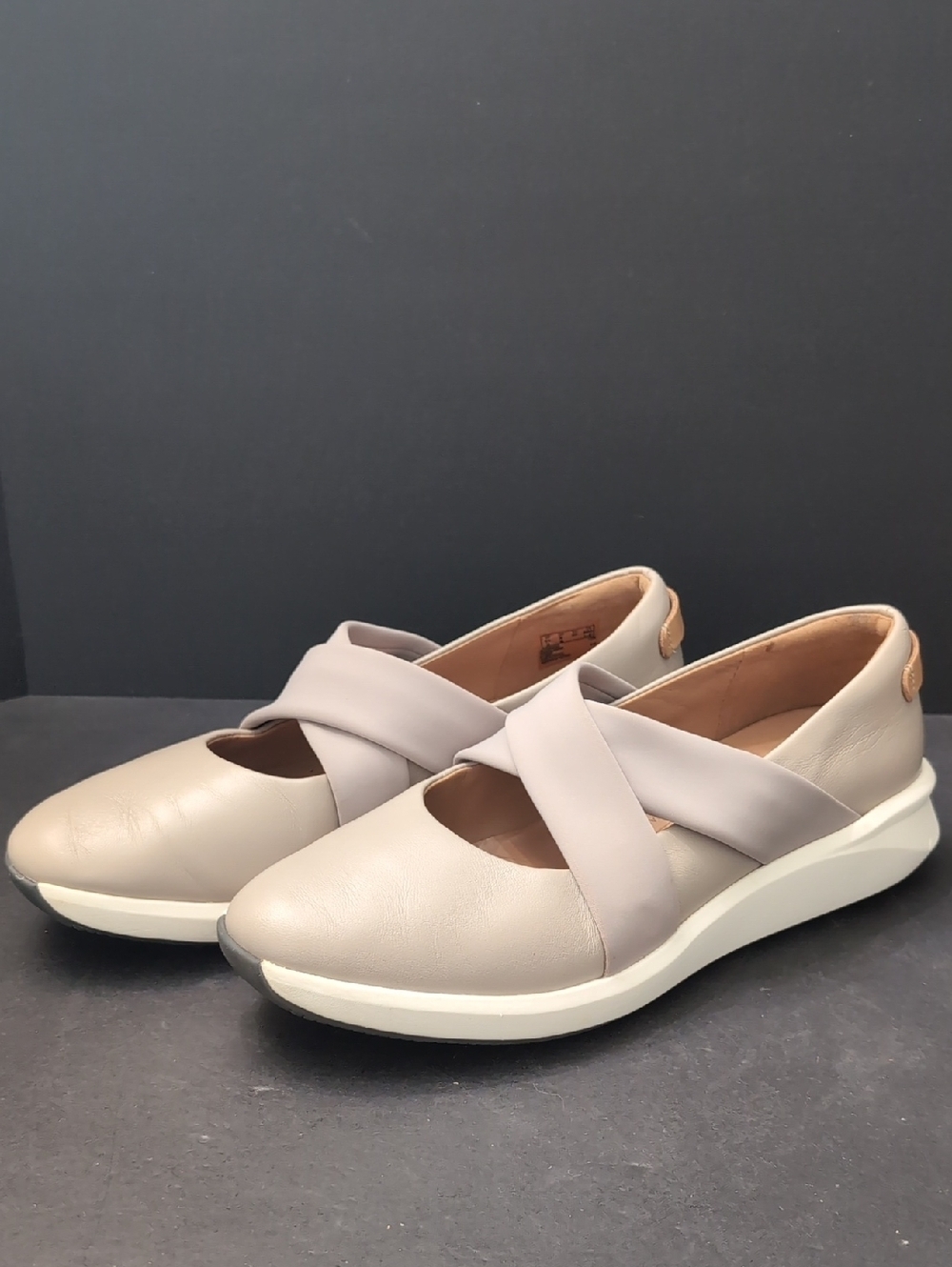 Clarks Un Rio Women's Light Taupe Crossover Strap Flats,Size 9M.
